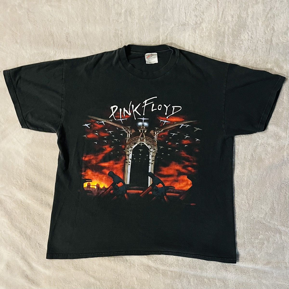 Vintage Vintage 1997 Pink Floyd Roger Waters The Wall T-Shirt Size L Size US L / EU 52-54 / 3 - 1 Thumbnail