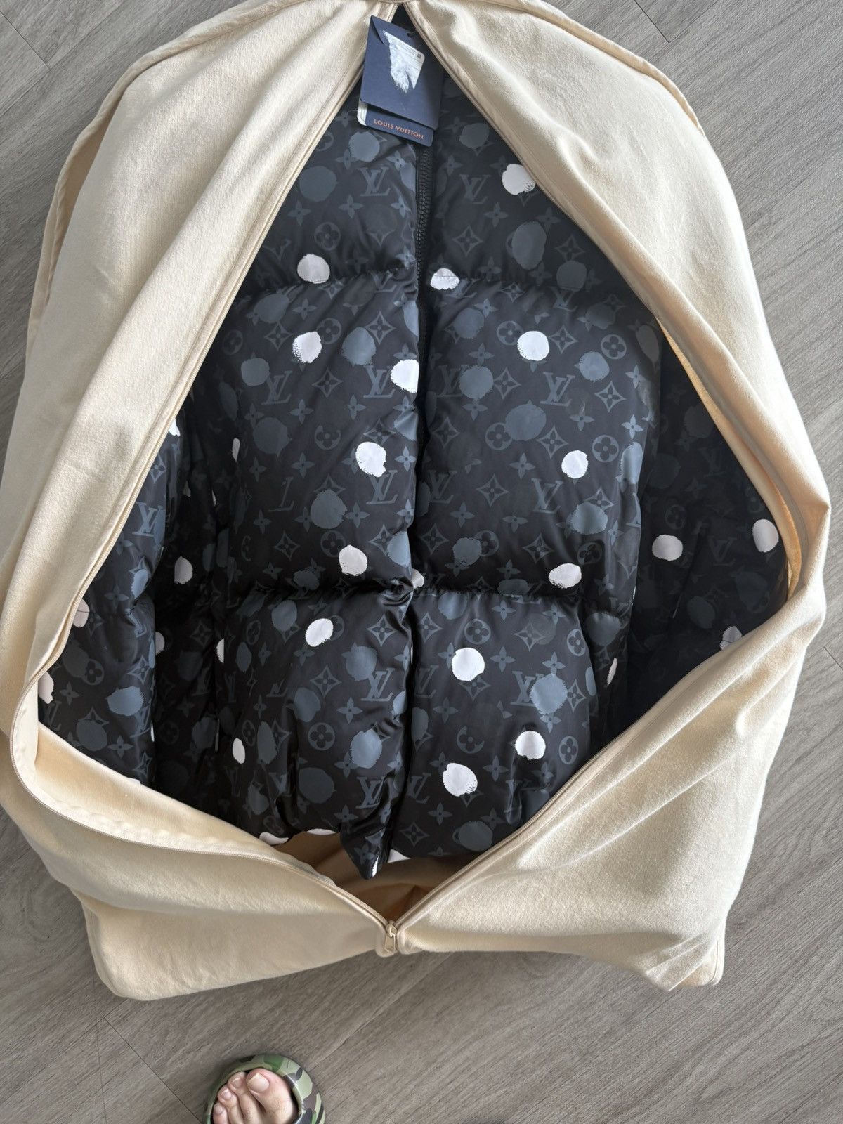 Louis Vuitton × Yayoi Kusama Louis Vuitton x Yayoi Kusama Monogram Painted Dots Coat Size US L / EU 52-54 / 3 - 3 Thumbnail