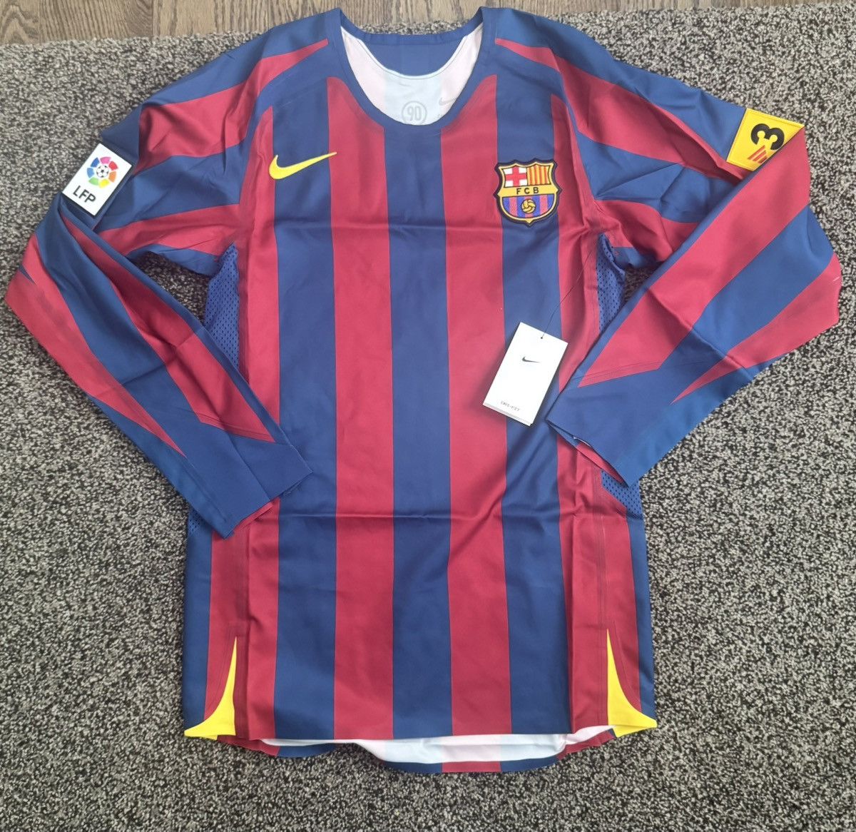 Nike Barcelona Ronaldinho Retro Rerelease Jersey Size US S / EU 44-46 / 1 - 2 Thumbnail