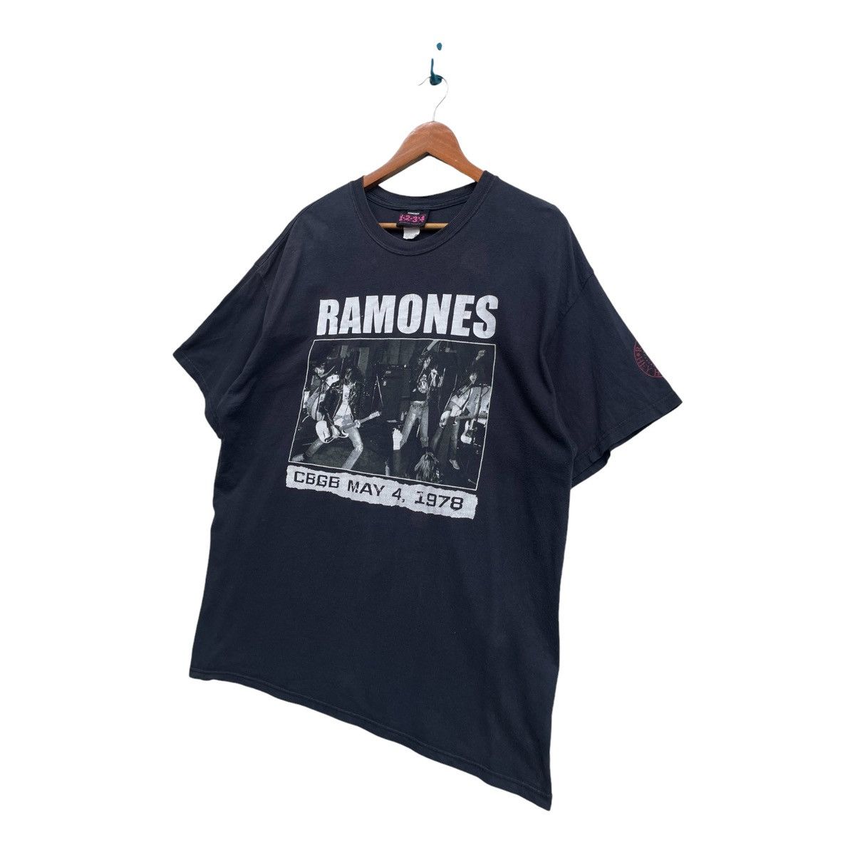 Band Tees × Vintage Vintage Ramones Live At CBGB Tshirt Size US XL / EU 56 / 4 - 3 Thumbnail