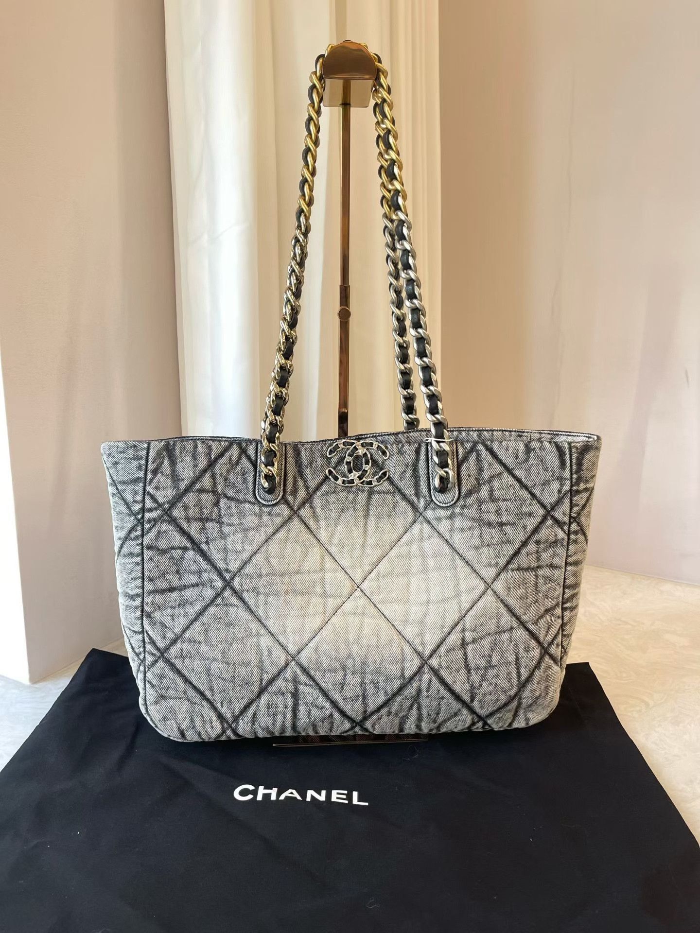 Chanel Pre-loved Bag Very good condition Size ONE SIZE - 1 Thumbnail