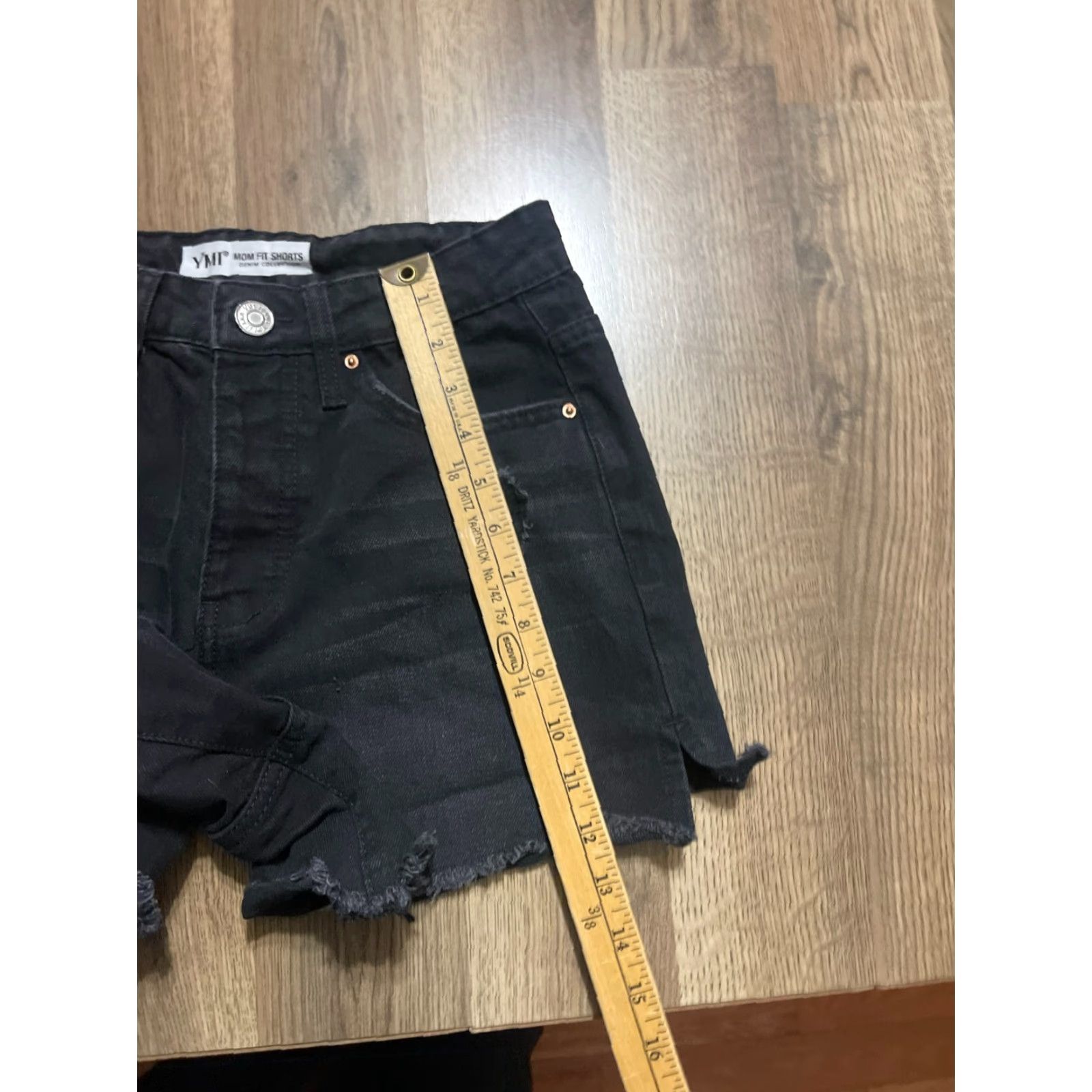 Vintage YMI Shorts Women's 3/26 Black Denim Mom Fit Cut-Off Raw Hem Regular Inseam 3.5 in Size 26" / US 2 / IT 38 - 7 Thumbnail
