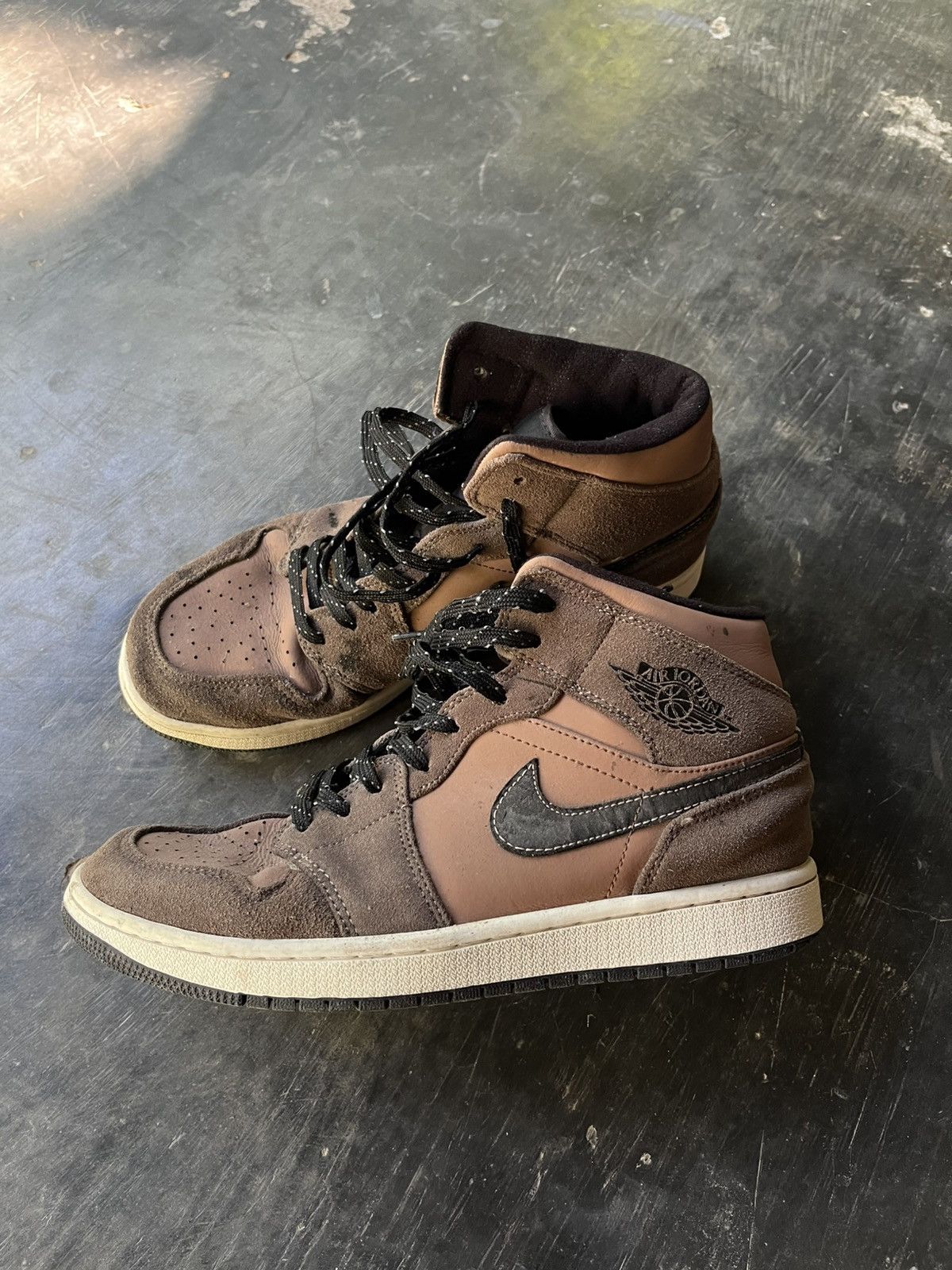 Jordan Brand Nike Air Jordan 1 Mid SE Dark Chocolate Size US 8 / EU 41 - 2 Thumbnail