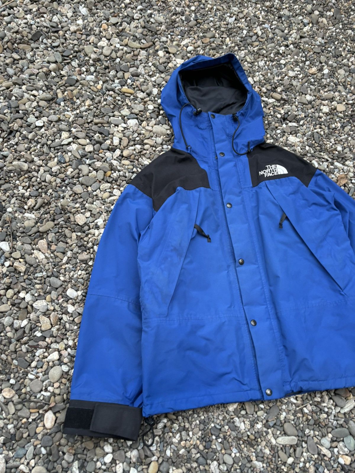 The North Face × Vintage Vintage The North Face 1990 Aztec Blue Gore-Tex Jacket Size US L / EU 52-54 / 3 - 6 Thumbnail