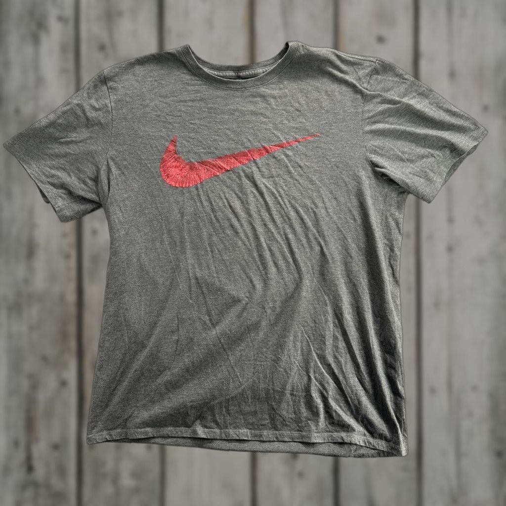 Nike VINTAGE Nike Shirt Mens Extra Large Gray Red Embroidered Swoosh Logo Athletic Cut Size US XL / EU 56 / 4 - 1 Thumbnail