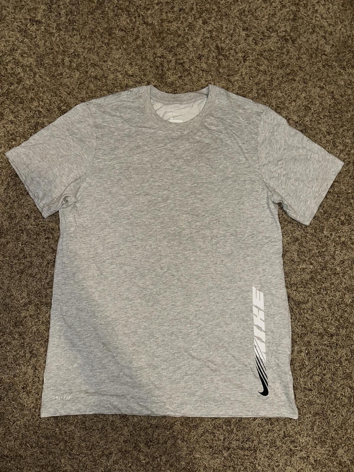 Nike Nike Men’s Dri-Fit Training Graphic T-Shirt Size US L / EU 52-54 / 3 - 1 Thumbnail