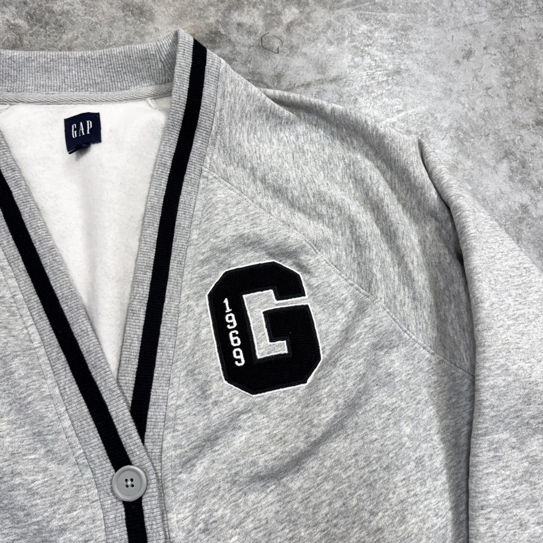 Gap GAP Sweater Womens Medium Gray 1969 G Logo Varsity Button Cardigan Fleece Knit V-Neck College Pattern Solid Pockets Vintage: No Size M / US 6-8 / IT 42-44 - 3 Thumbnail