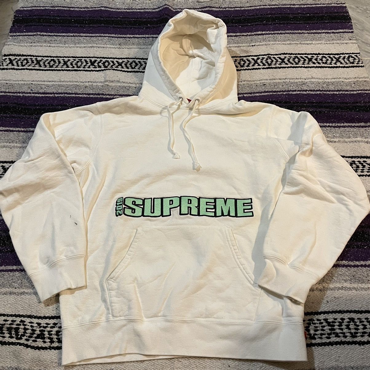 Supreme Supreme 2019 Embroidered Logo Hooded Sweatshirt Size L White Size US L / EU 52-54 / 3 - 1 Thumbnail