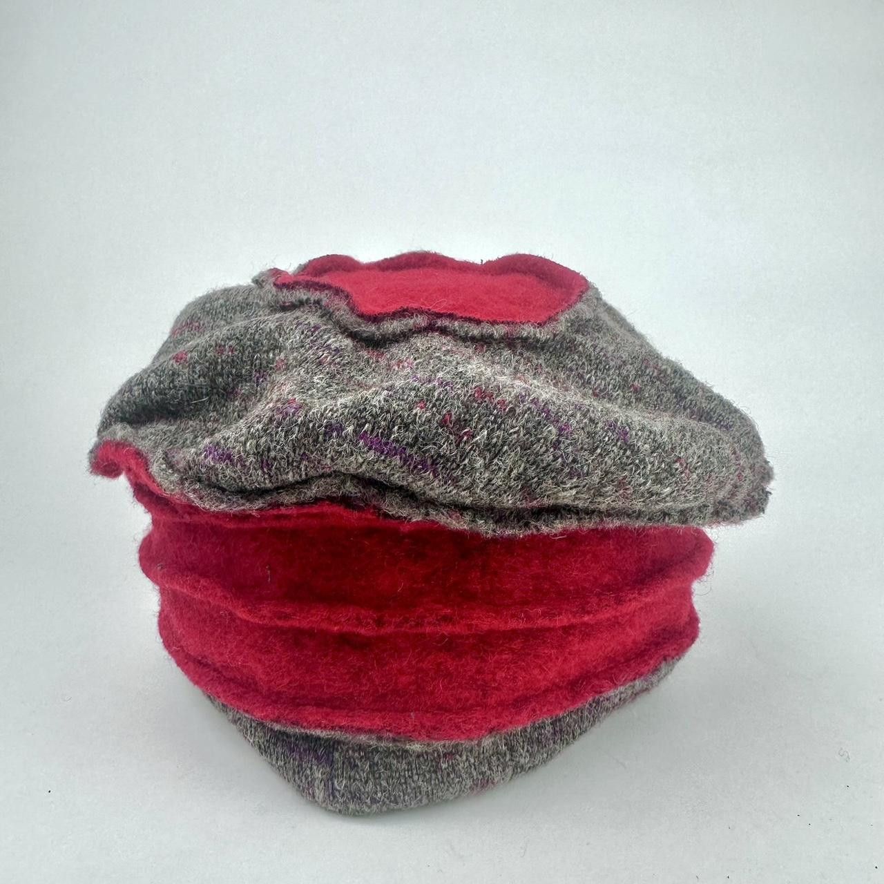 Vintage ASTROBOI* 'Soufflé' Red & Grey Pleated Beanie Size ONE SIZE - 2 Thumbnail