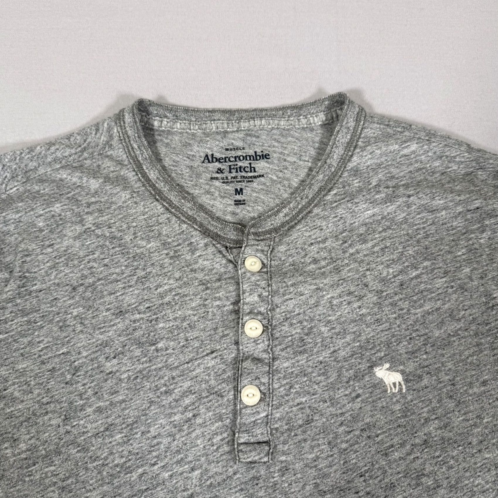 Abercrombie & Fitch Abercrombie & Fitch Shirt Mens Medium Gray Henley Short Sleeve Muscle Tee Stretch Size US M / EU 48-50 / 2 - 2 Thumbnail