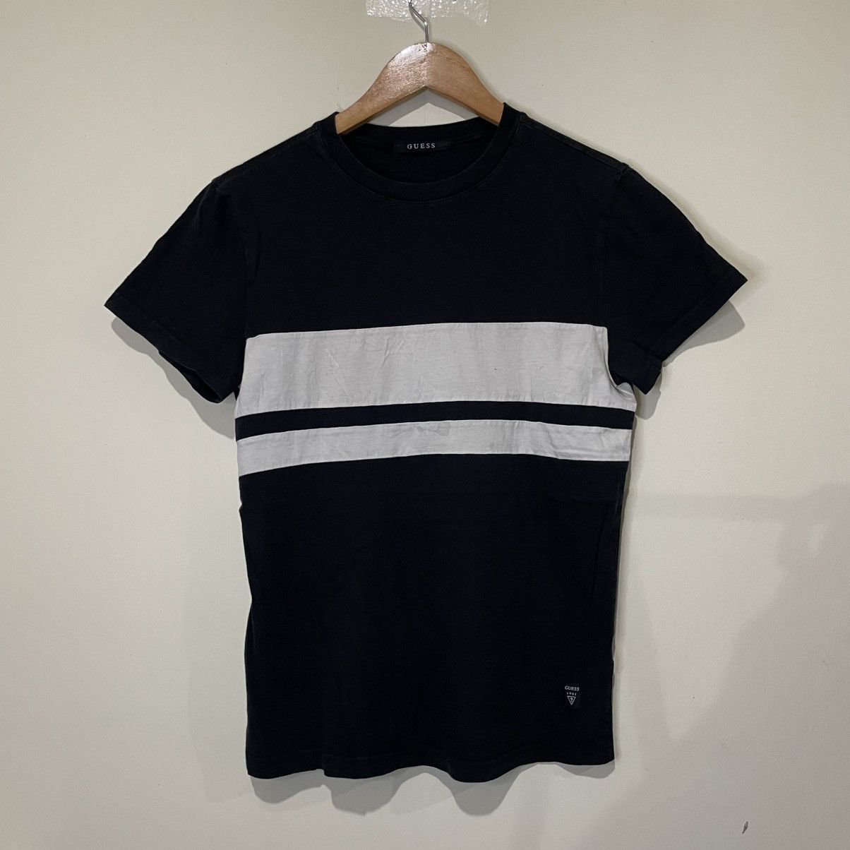 Guess Guess black & white t-shirt Size US S / EU 44-46 / 1 - 1 Thumbnail