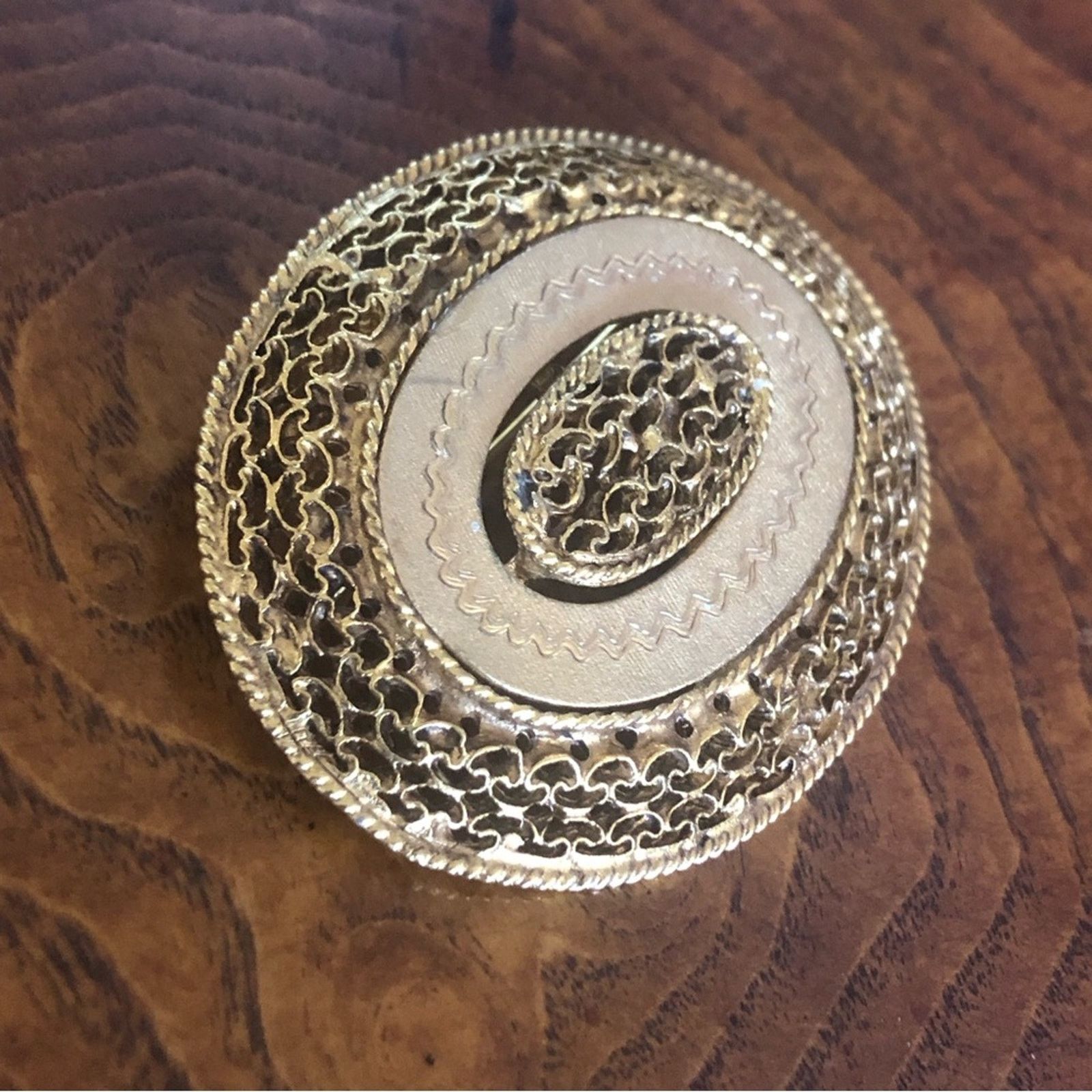 Vintage Vintage gold filigree cameo style large brooch pin Size ONE SIZE - 2 Thumbnail