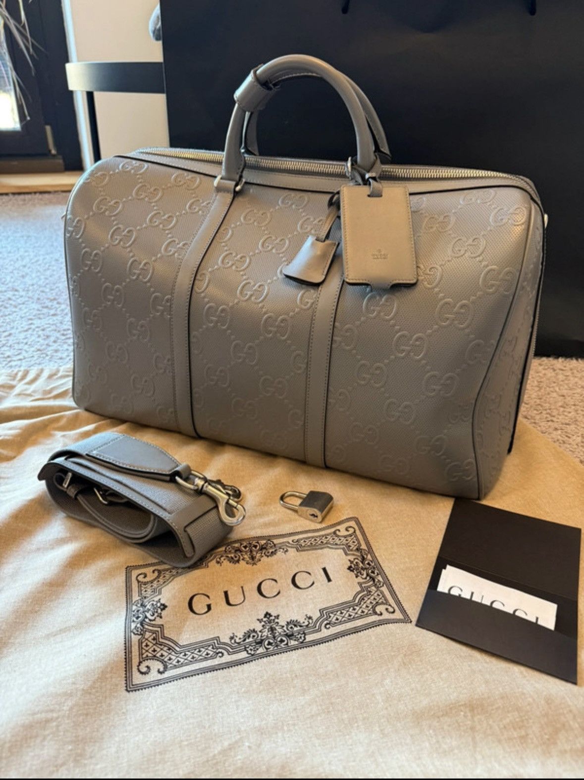 【GUCCI】GG Embossed Logo Duffle Tote Bag Dunst Grey New Authentic Gucci GG Supreme Embossed Logo Duffle Travel