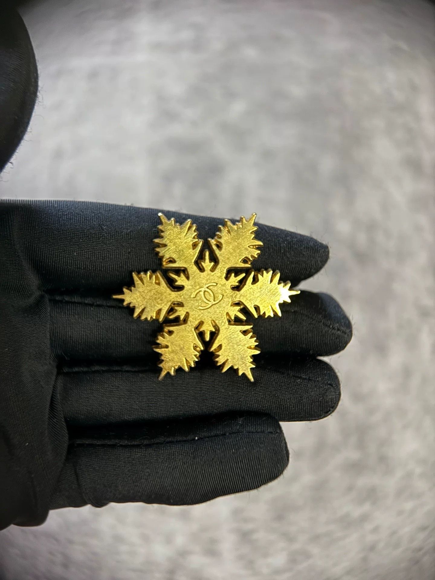 Chanel Chanel Gold Snowflake Logo Brooch Size US XXS / EU 40 - 1 Thumbnail