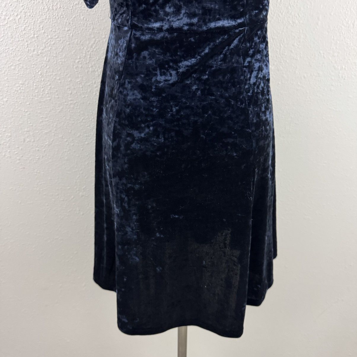 American Eagle Outfitters AMERICAN EAGLE Dark Blue Crushed Velvet Babydoll Mini Dress Size S / US 4 / IT 40 - 11 Thumbnail