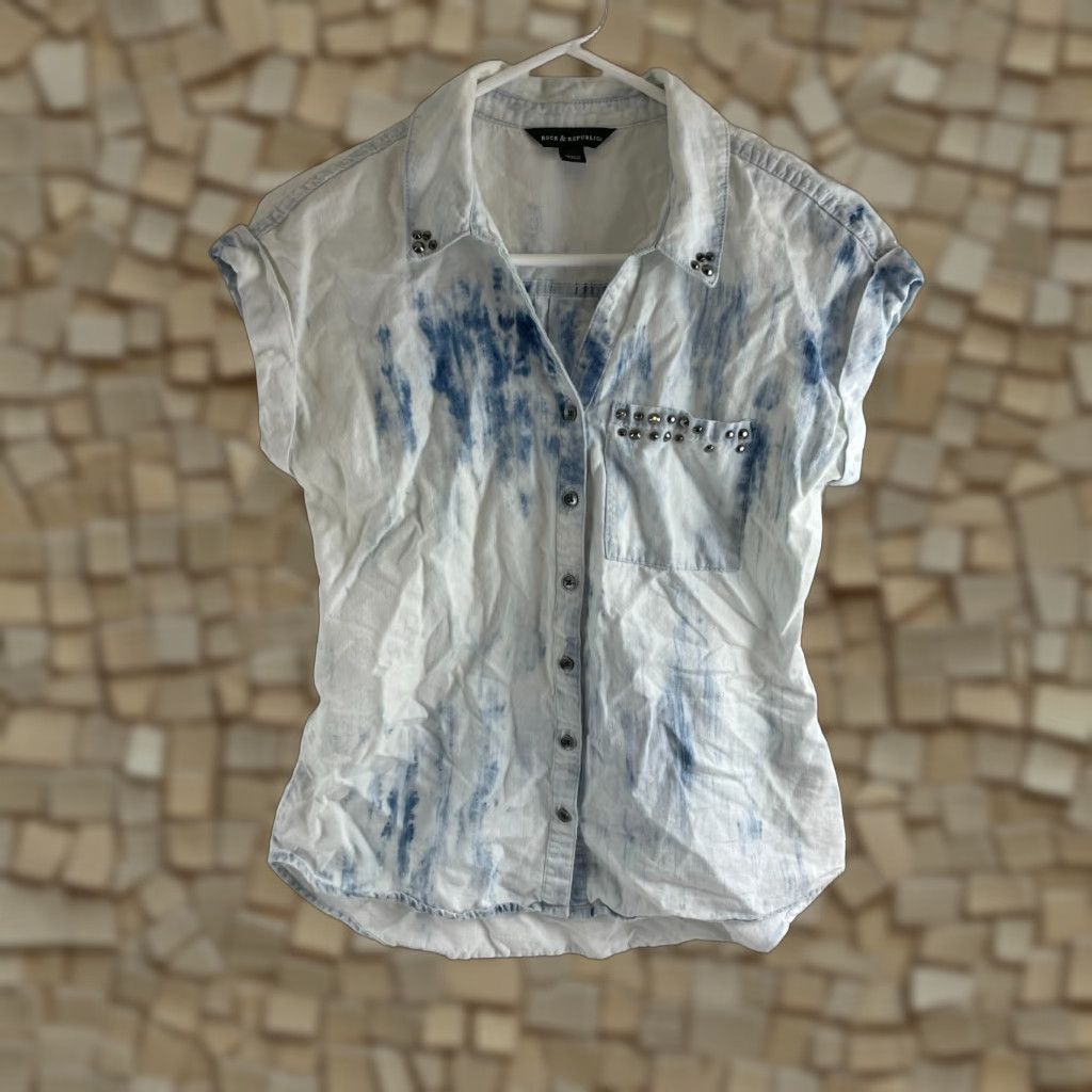 Vintage Rock & Republic Shirt XS Women's Bleach Dyed Button Up Cuffed Sleeveless, White? Blue. Size XS / US 0-2 / IT 36-38 - 1 Thumbnail