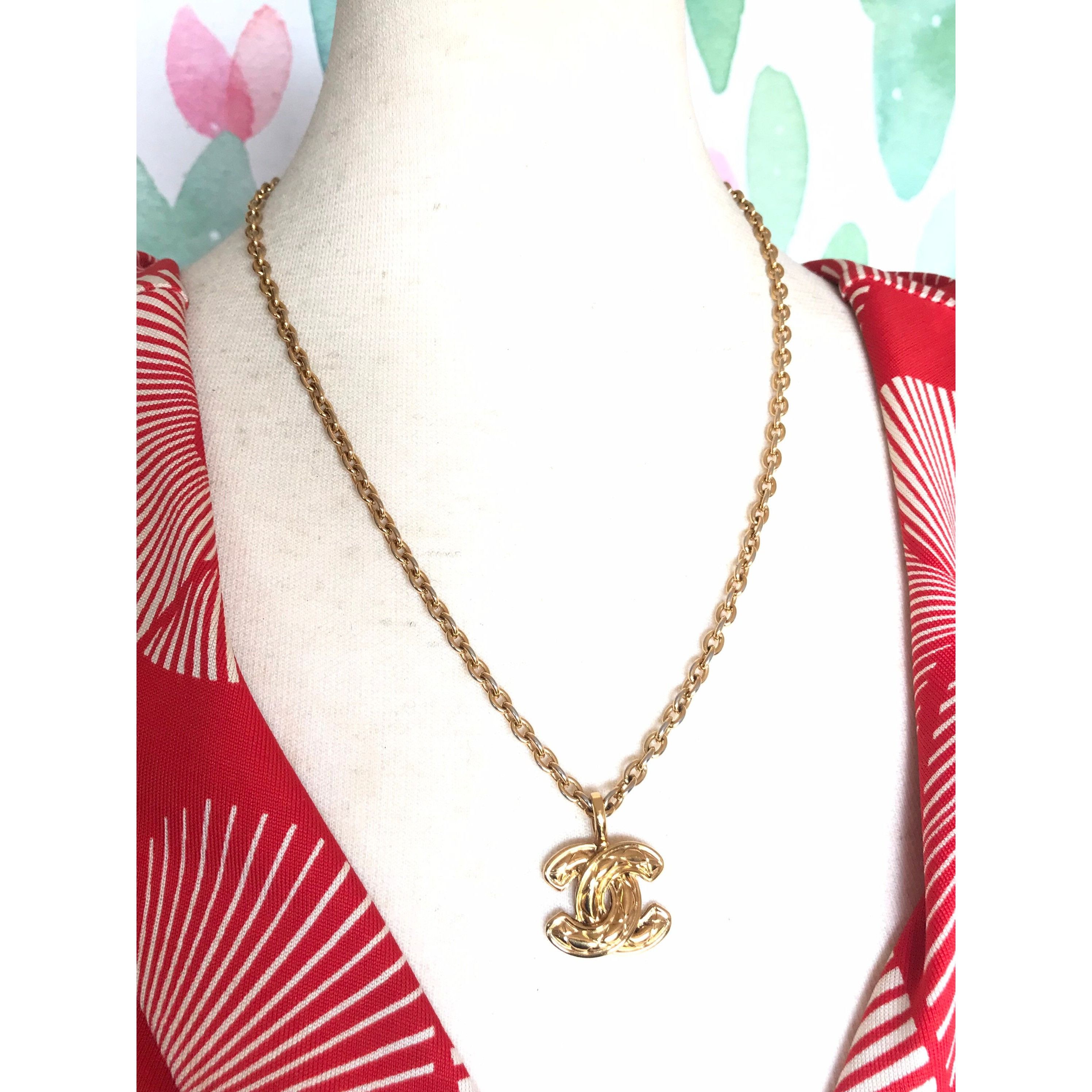 Vintage CHANEL classic chain necklace with mini matelasse CC