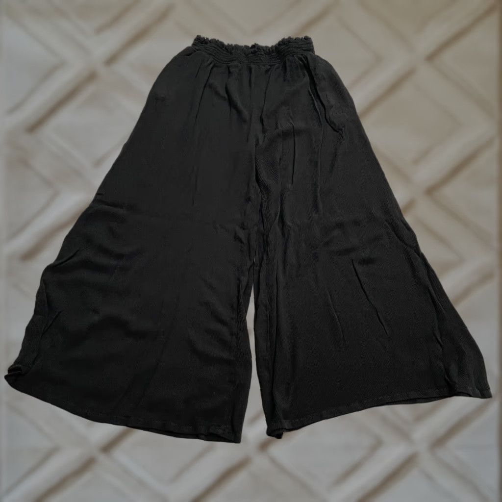 Forever 21 FOREVER 21 + Wide Flare Cropped Pants Women Plus 1X Black Elastic Waist Pull On Casual 28 Inseam 25 In Knit Rayon Flared Pant Size 40" / US 18 - 1 Thumbnail