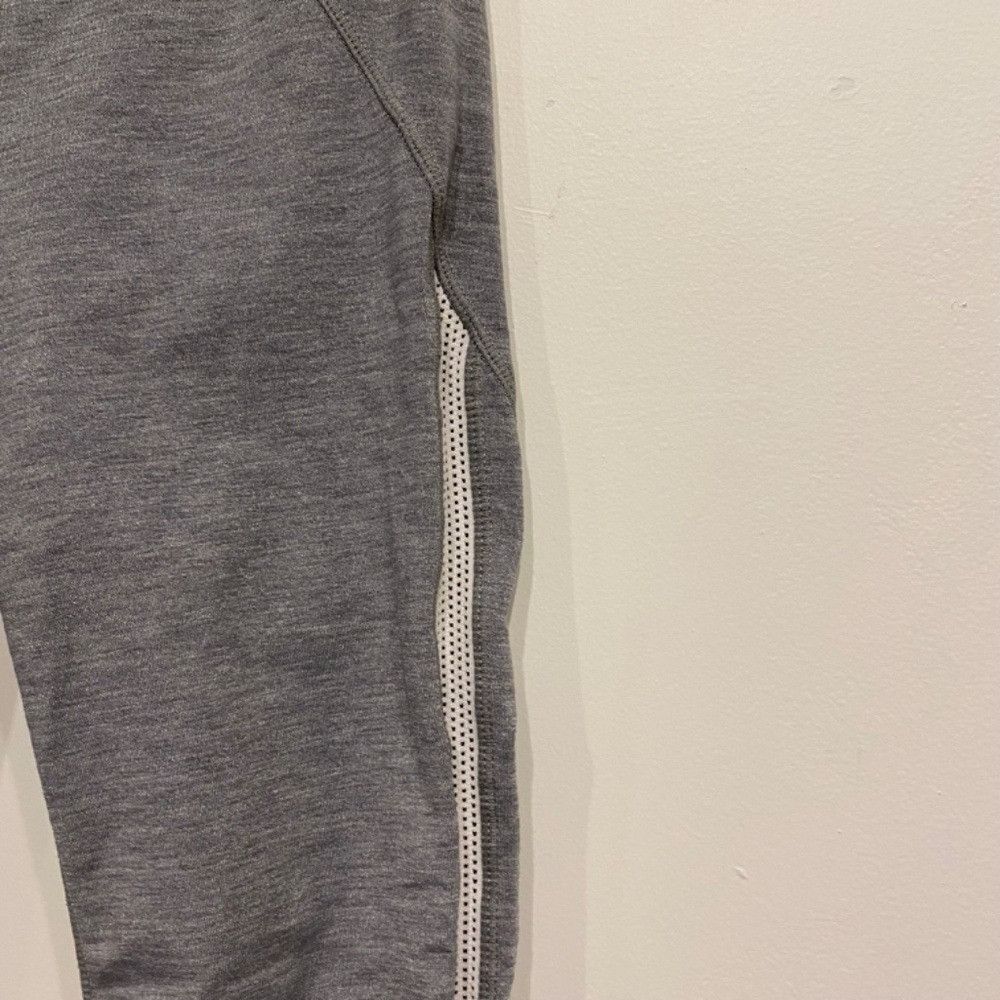 Athleta Athleta Light Grey Chaturunga Leggings Size Small Size 26" / US 2 / IT 38 - 3 Thumbnail