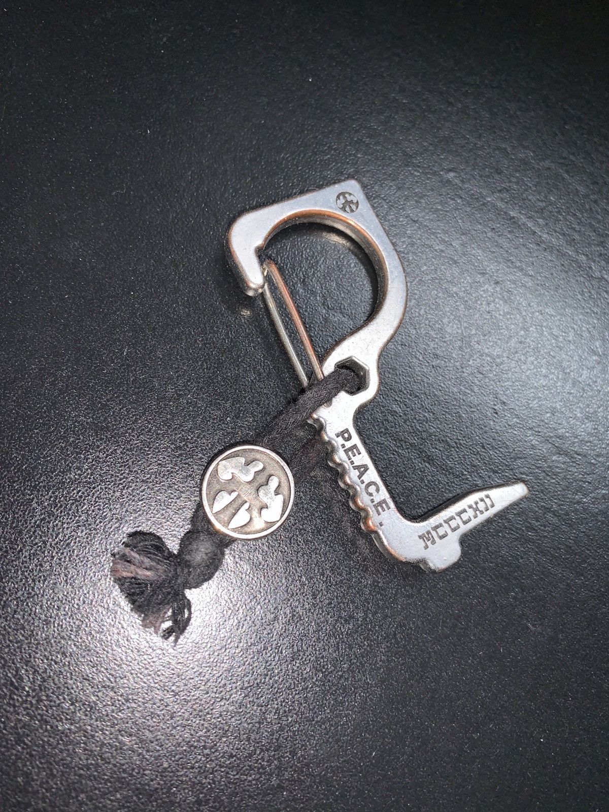Other DEATH TRAITORS©️ KNUCKLE DUSTER / CARABINER / DOOR OPENER Size ONE SIZE - 1 Preview