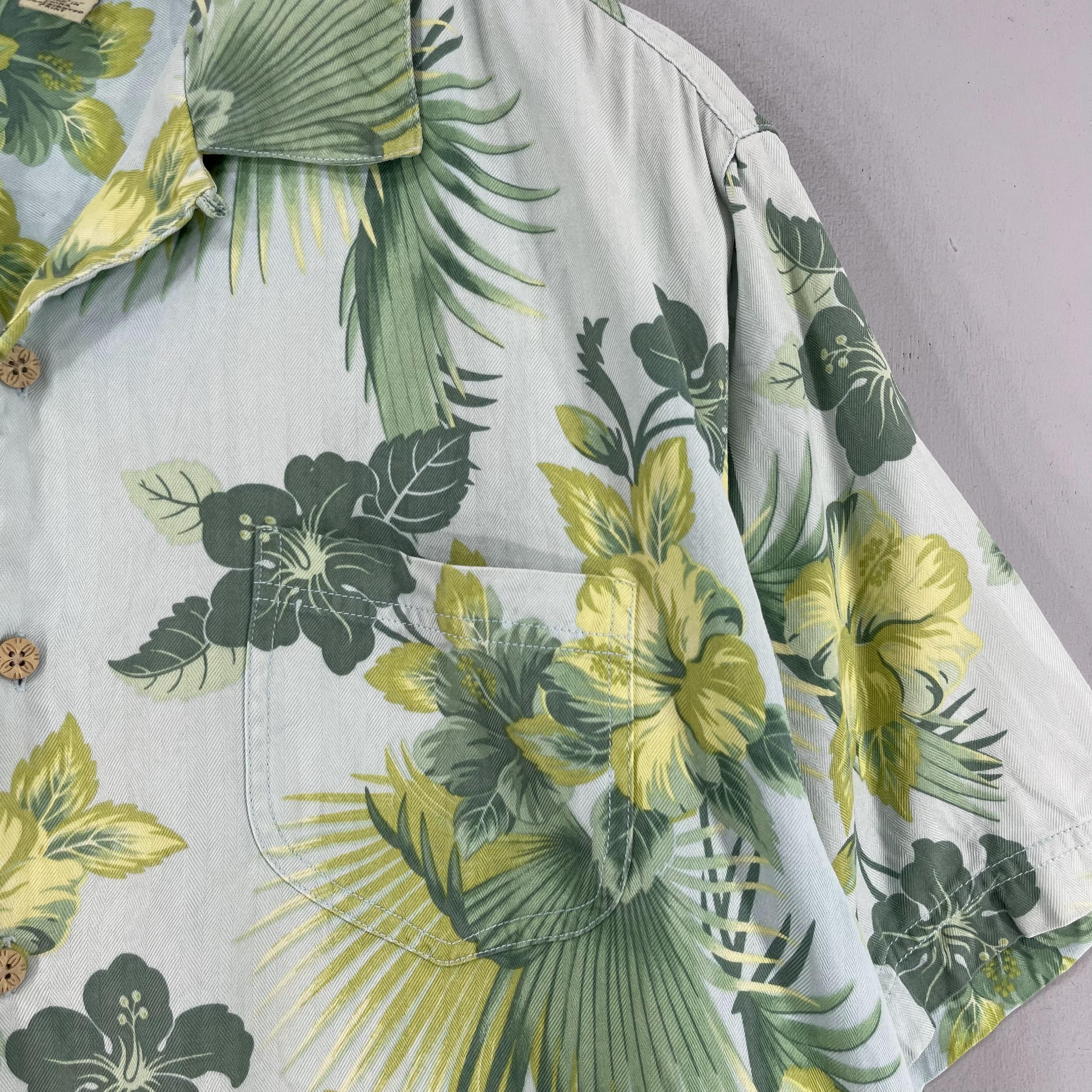 Vintage TOMMY BAHAMA Hawaii Floral Hibiscus Motive Shirt