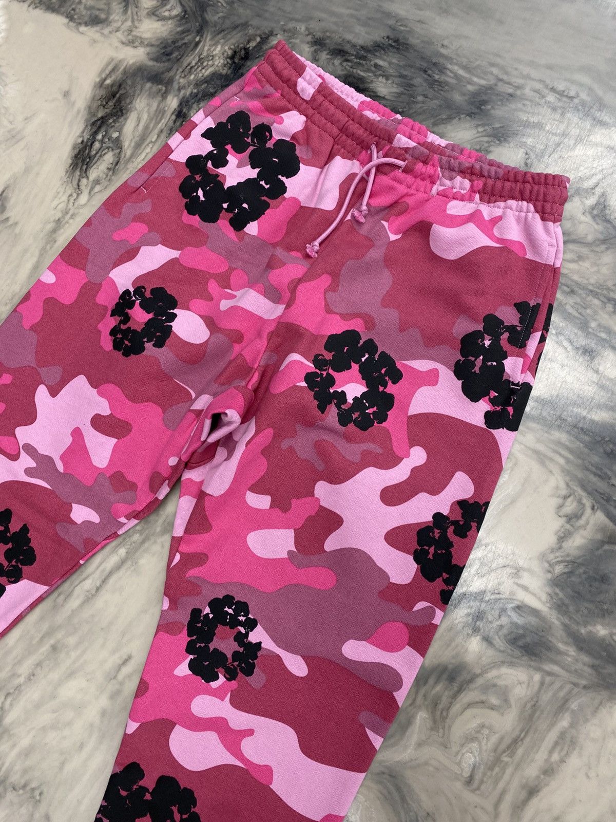 DENIM TEARS Denim tears cotton wreath sweatpants pink camo large Size US 34 / EU 50 - 2 Thumbnail