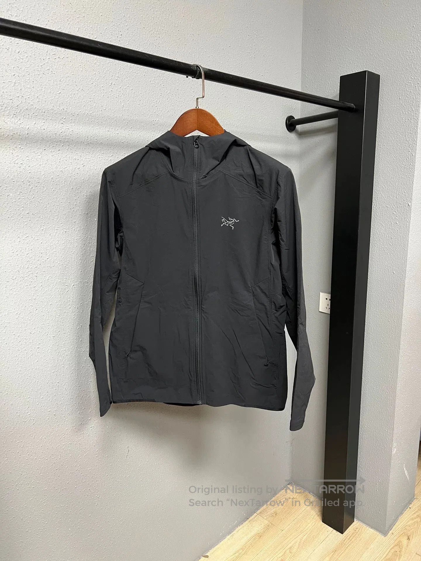 arcteryx lightweight hooded jacket size l.