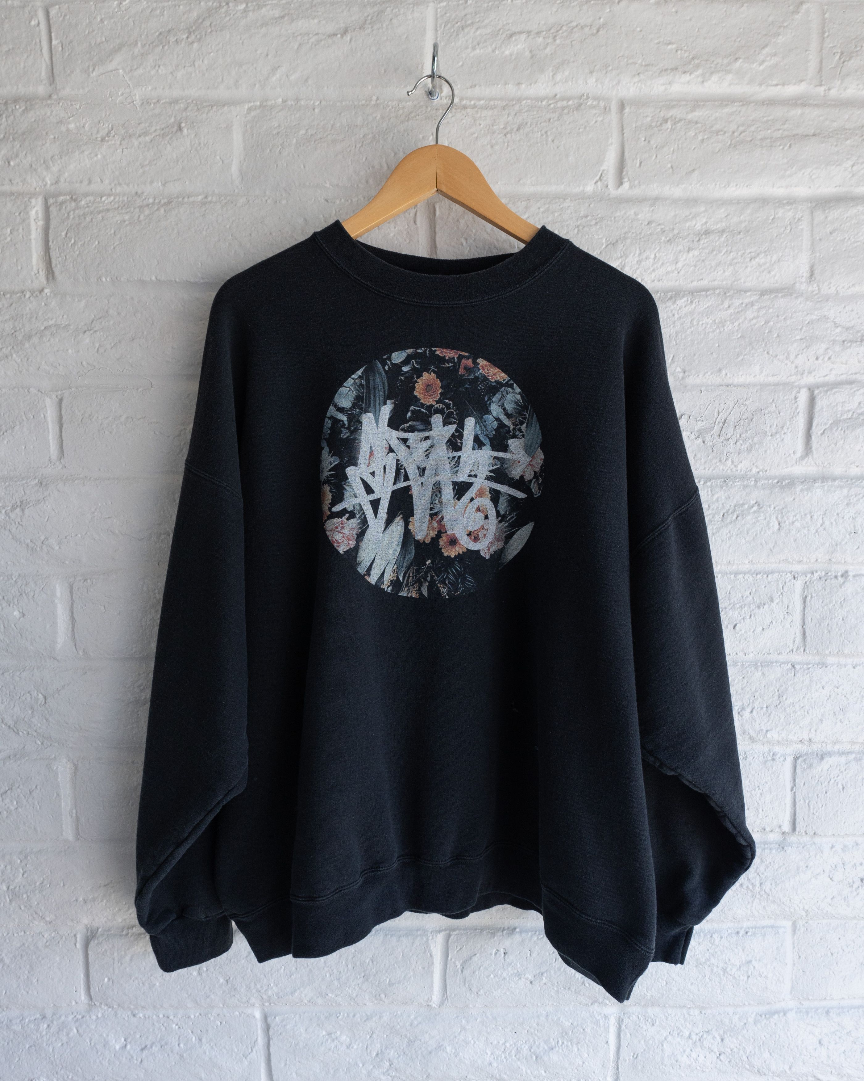 Vintage Vintage 2000s Graffiti Floral Graphic Sweatshirt Black 2XL Size US XXL / EU 58 / 5 - 1 Thumbnail