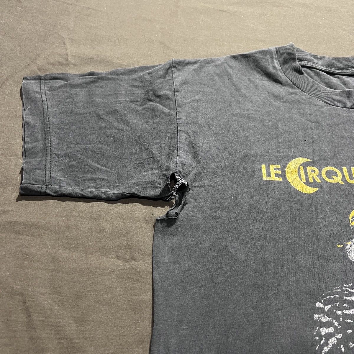 Vintage 90s The Invisible Circus Movie Tee Distressed Faded Thrashed Size US S / EU 44-46 / 1 - 5 Thumbnail