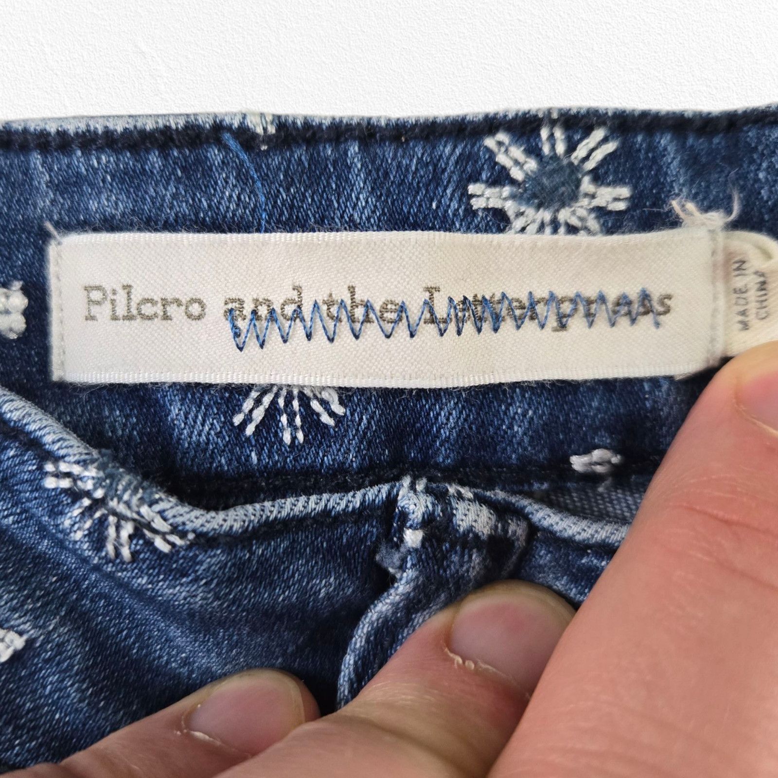 Anthropologie Daisy Floral Embroidered Crop Bootcut Jeans Size 28 Size 28" / US 6 / IT 42 - 5 Thumbnail
