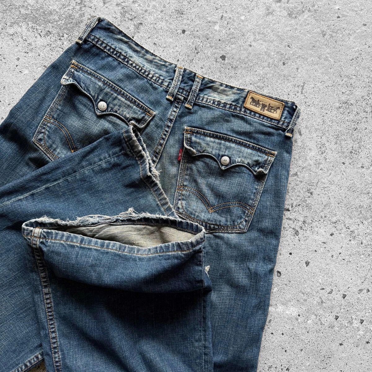 Levi's Vintage Clothing Levis Wmns Vintage Y2K Blue Denim Flap Pocket Wide Leg Jeans Size 30" / US 8 / IT 44 - 4 Thumbnail