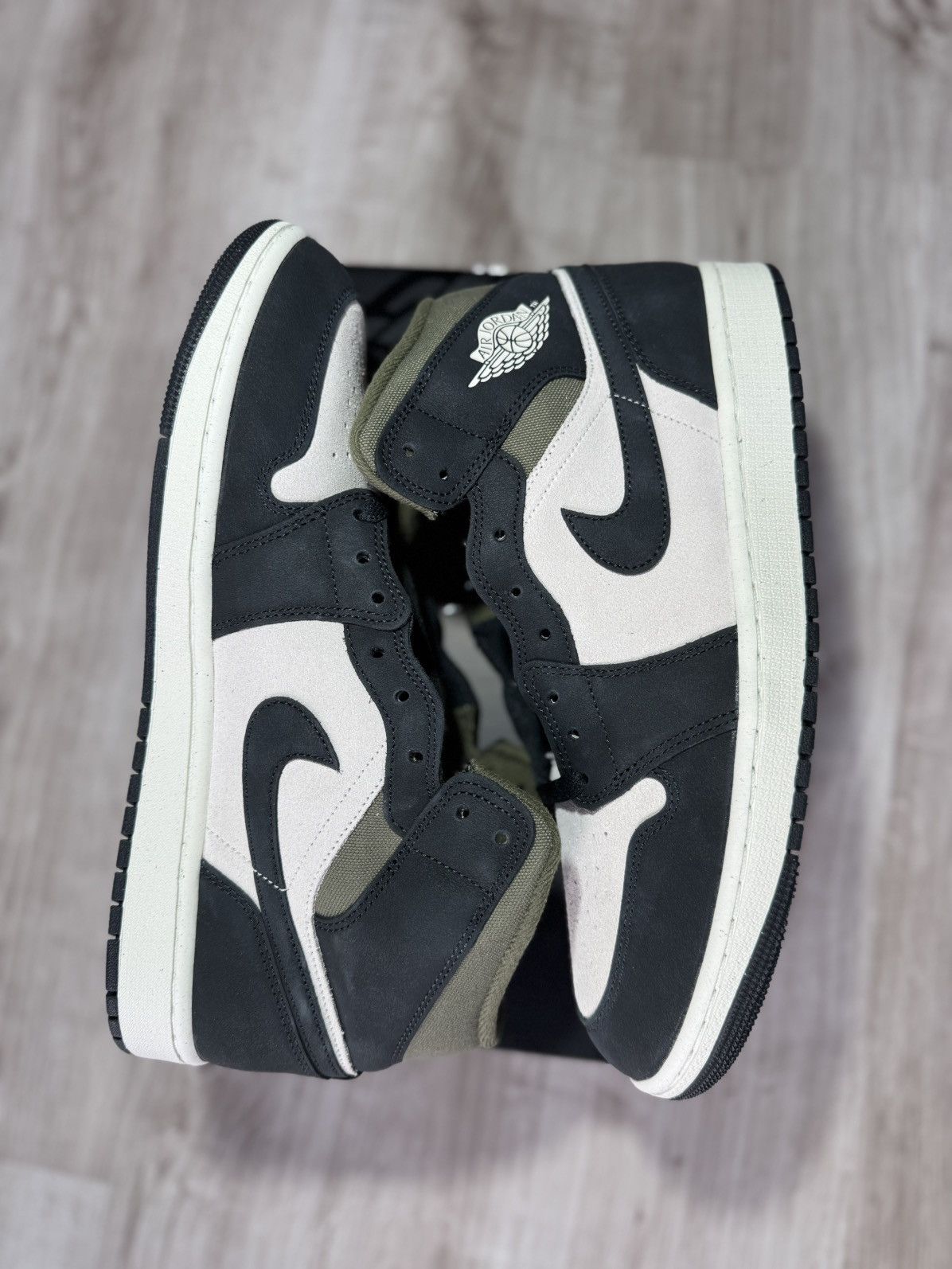 Nike Air Jordan 1 MID SE Size US 11.5 / EU 44-45 - 2 Thumbnail