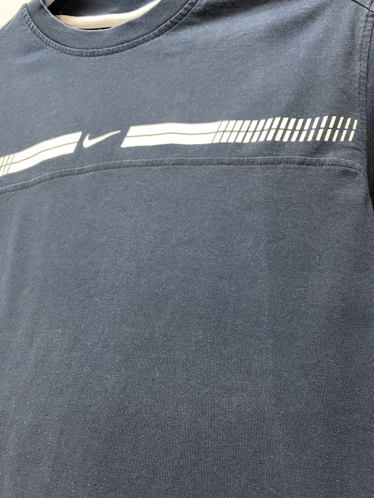 Vintage Vintage 90s Nike Centre Logo T Shirt Size US L / EU 52-54 / 3 - 11 Thumbnail