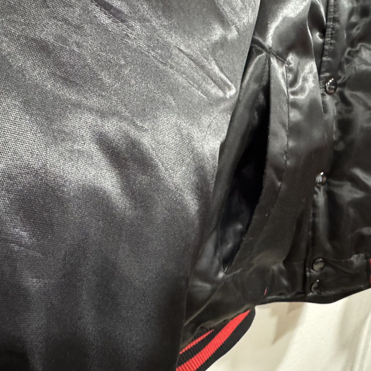 Majestic Vtg Chicago Bulls Satin Bomber Jacket Red Black Mens 2-3XL Size US XXL / EU 58 / 5 - 10 Thumbnail