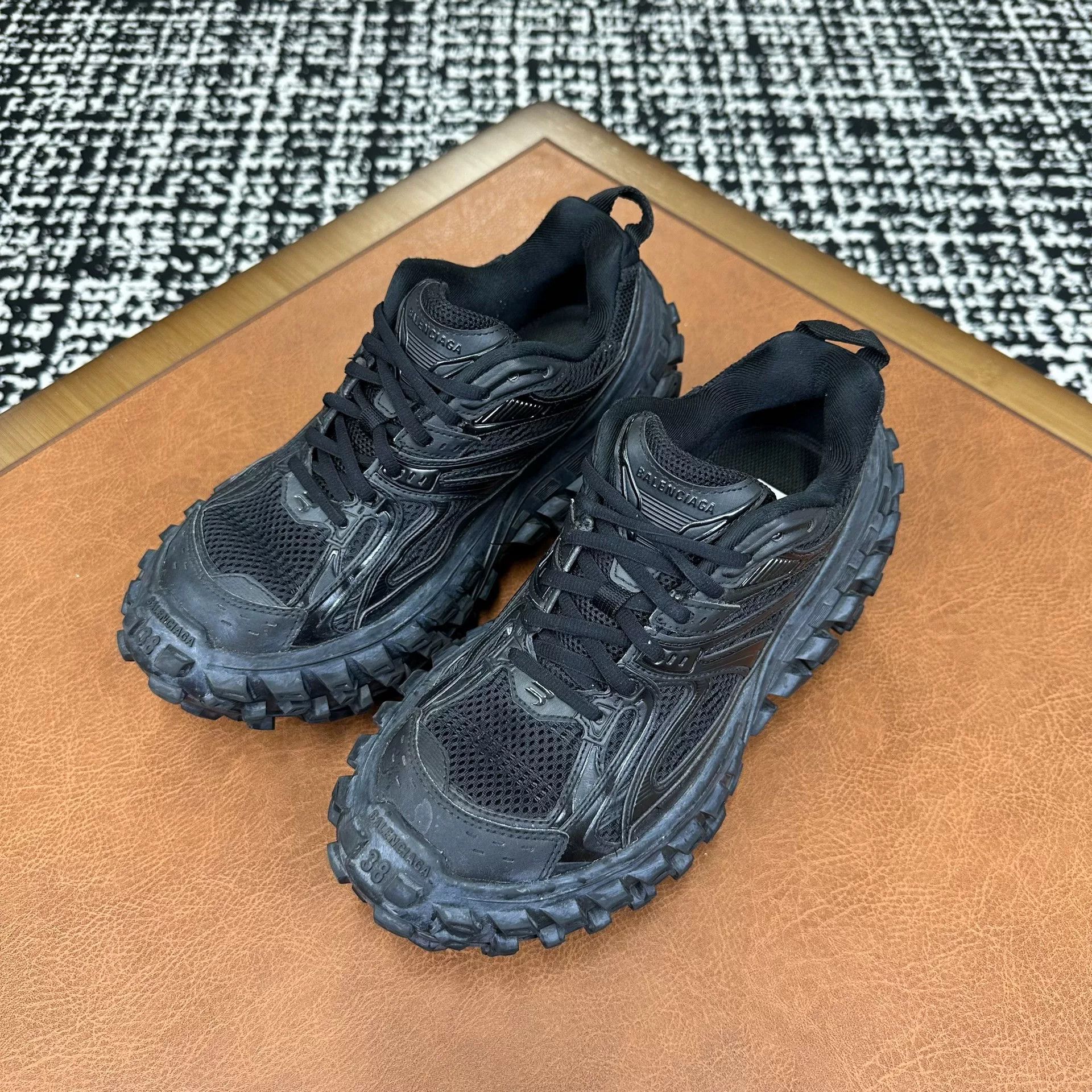 Balenciaga Balenciaga Black Lowtop Sneakers it_38 Women Size US 8 / IT 38 - 1 Thumbnail