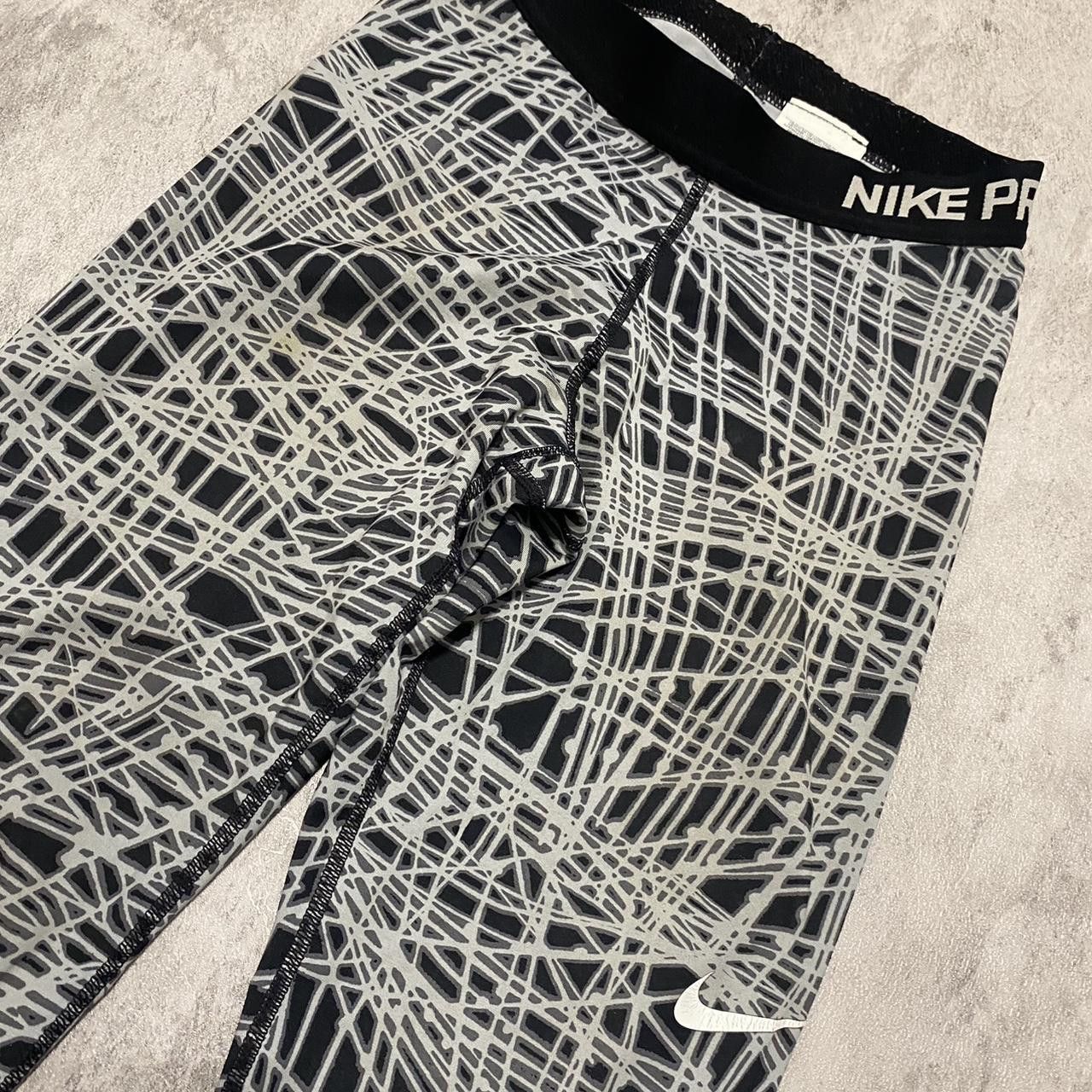 Nike Nike Pro black and white sportswear leggings Size US 32 / EU 48 - 3 Thumbnail