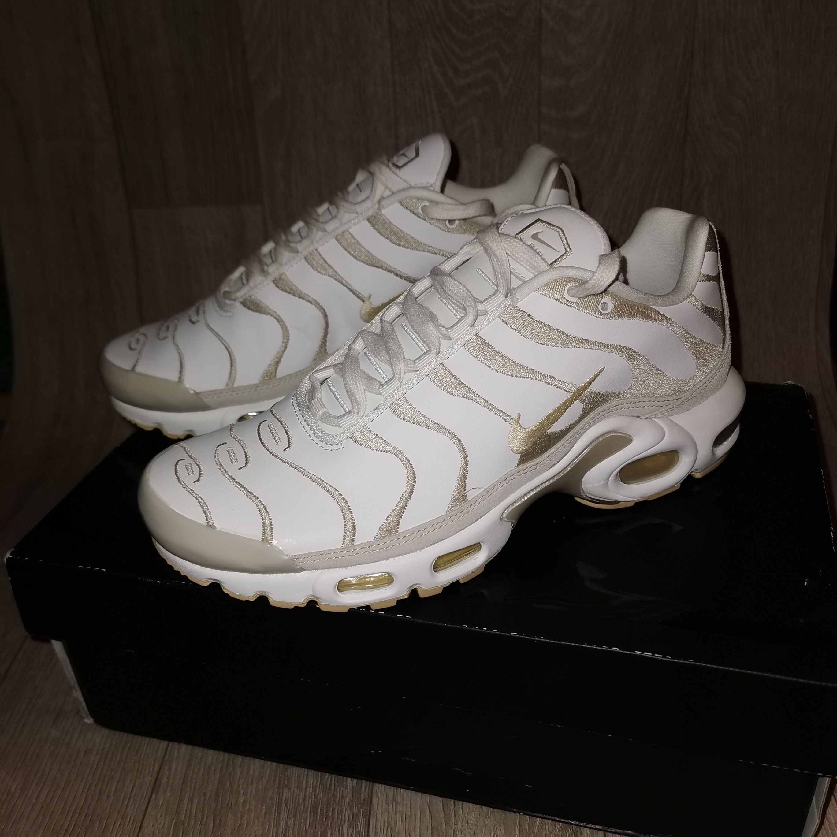Nike W nike tn AIR MAX PLUS PRM, SUMMIT WHITE /PALE VANILLA Size US 7.5 / IT 37.5 - 5 Thumbnail