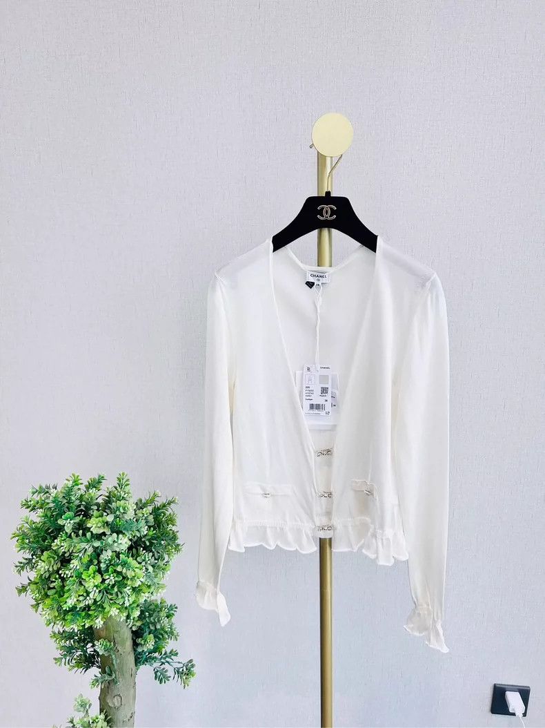 Chanel Chanel 23s white bow diamond buckle cardigan coat Size XS / US 0-2 / IT 36-38 - 1 Thumbnail