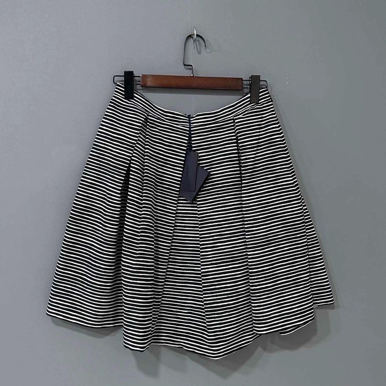 Prada Striped pleated short 2504-Nextarrow