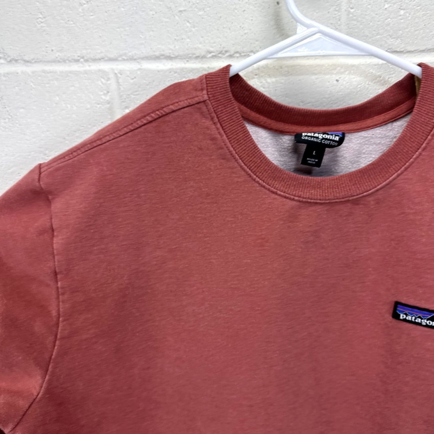 Patagonia Patagonia Mens Large P-6 Label Midweight Crew Sweatshirt Rosehip Red 39486 Size US L / EU 52-54 / 3 - 3 Thumbnail