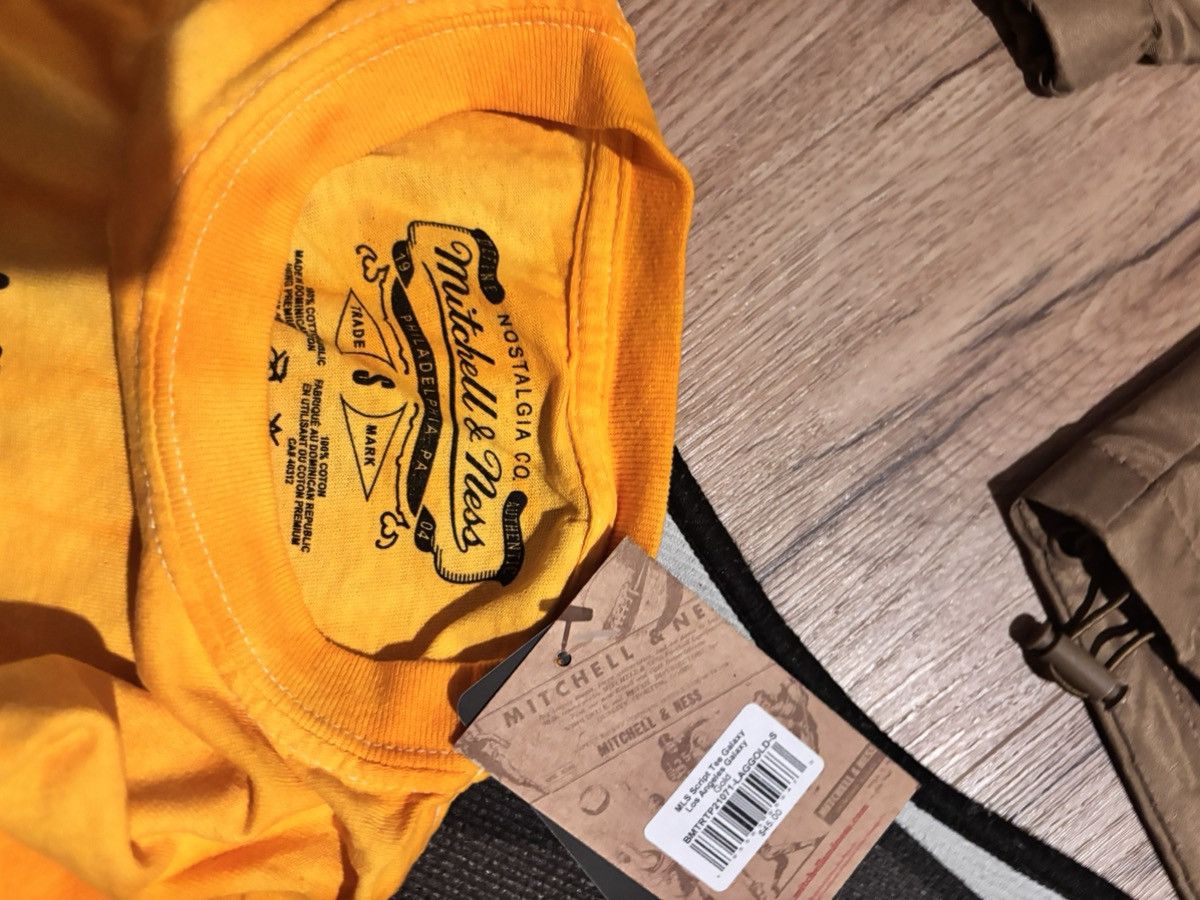 Mitchell & Ness MLS Script Tee Galaxy Los Angeles Galaxy Gold Size US S / EU 44-46 / 1 - 5 Thumbnail