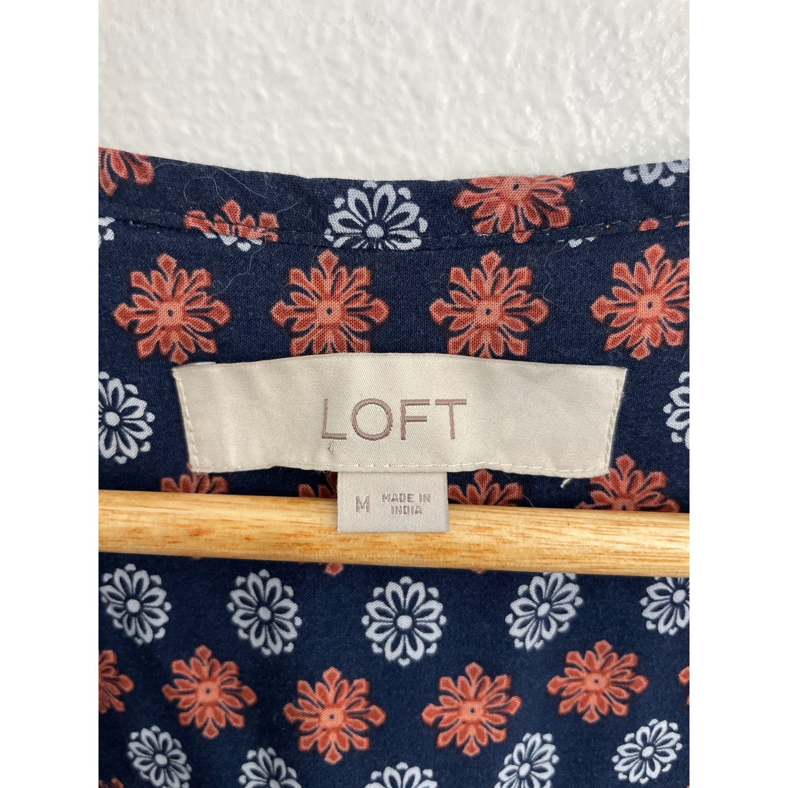 Loft Loft Navy Mosaic Floral Split Neck Sleeveless Blouse Size M / US 6-8 / IT 42-44 - 4 Thumbnail