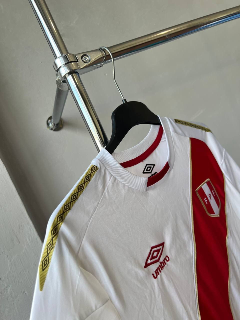 Umbro 2018 PERU NATIONAL TEAM HOME SOCCER JERSEY FOOTBALL SHIRT M Size US M / EU 48-50 / 2 - 9 Thumbnail