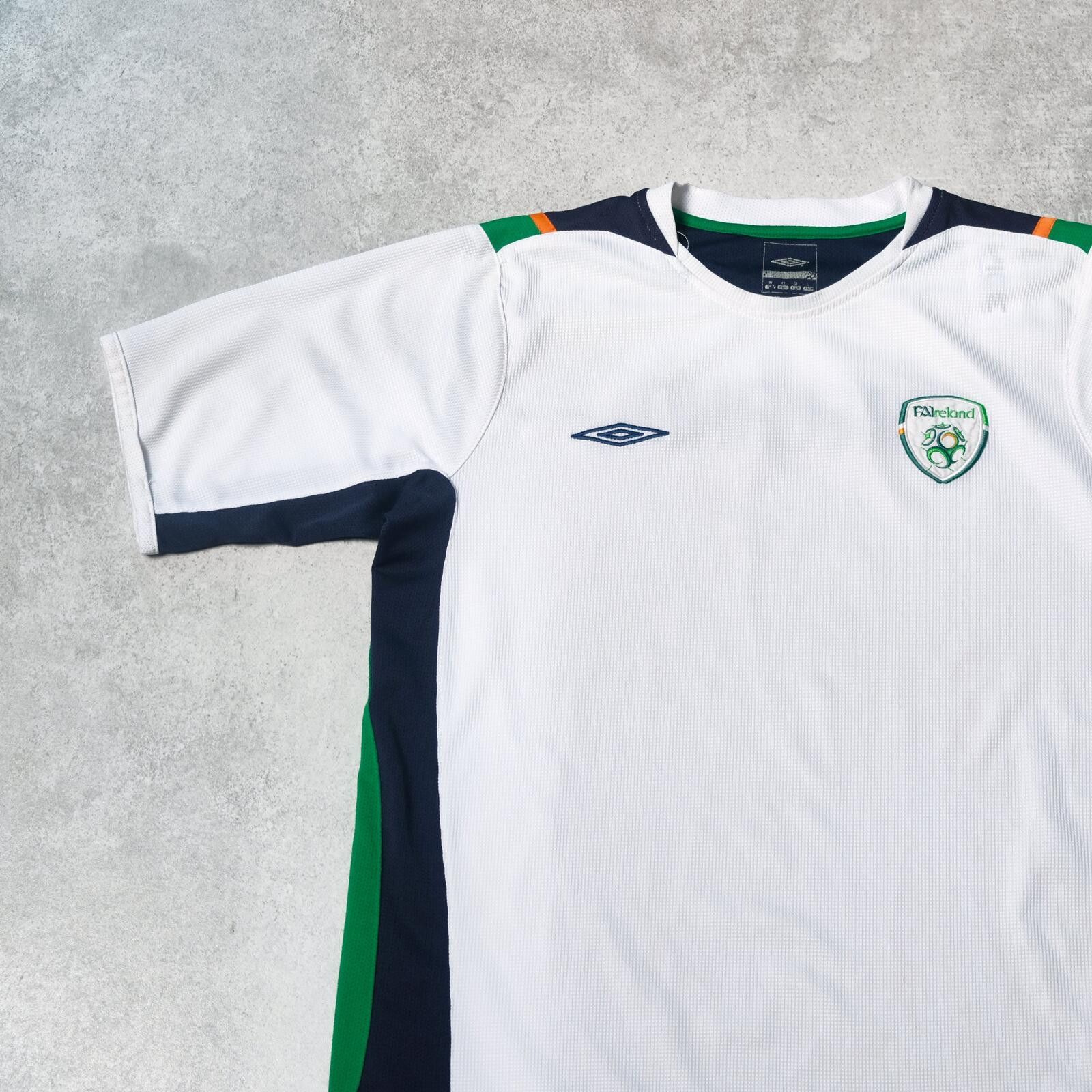 Umbro 2004/06 Ireland Training Shirt Umbro (M/L) Size US M / EU 48-50 / 2 - 3 Thumbnail