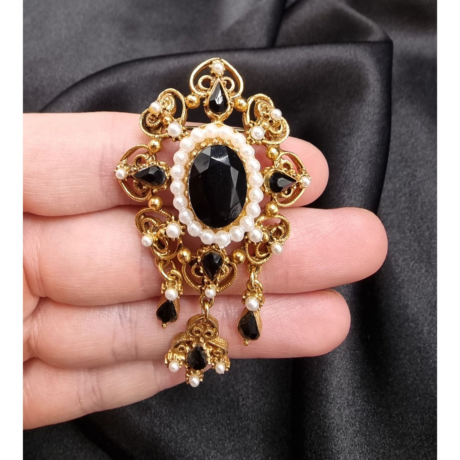 Vintage Vintage 1960s FLORENZA Signed Gold-Tone Victorian Brooch Size ONE SIZE - 5 Thumbnail