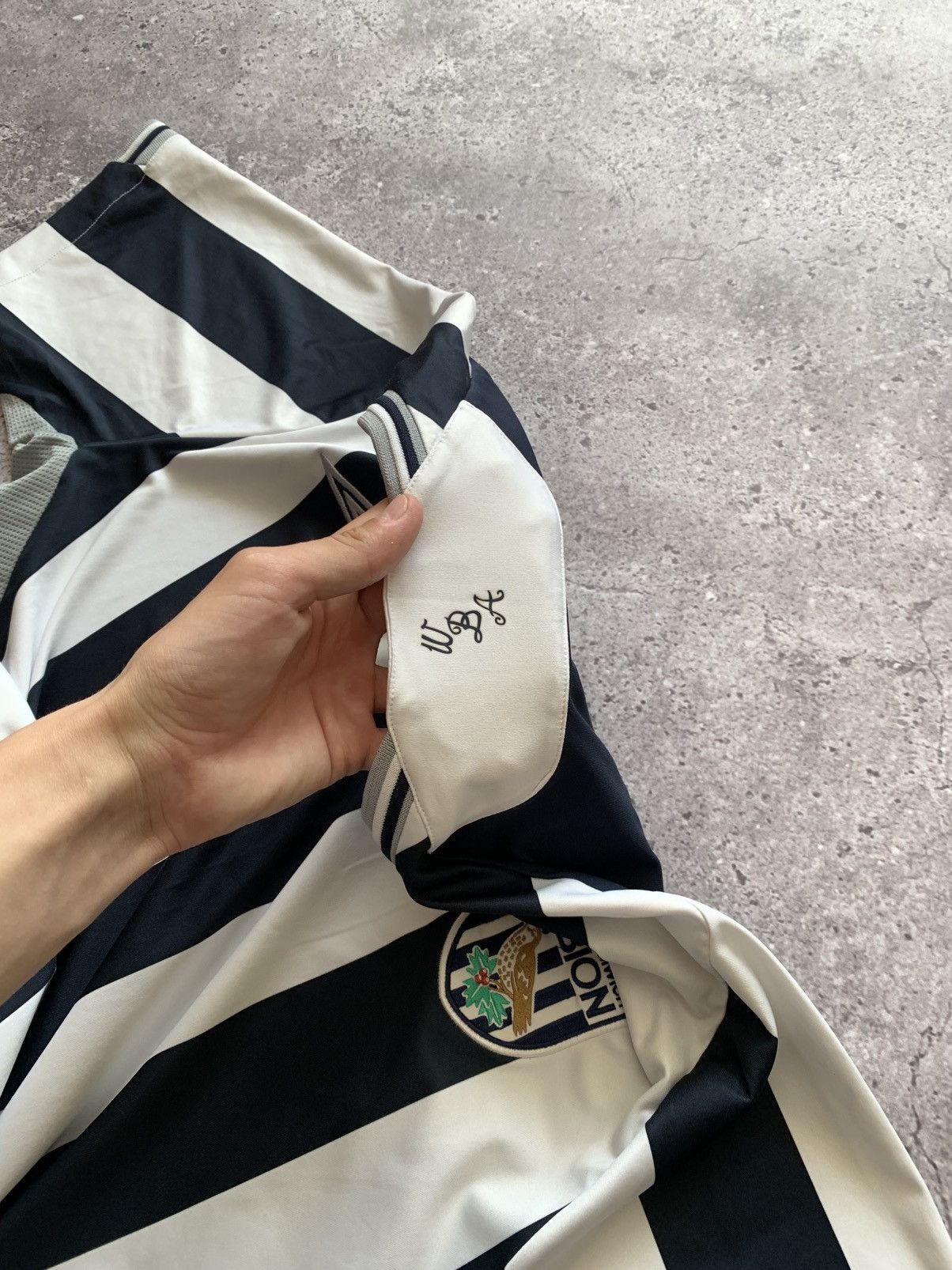 Umbro 🔥UMBRO WEST BROMWICH ALBION 2009/10 HOME SOCCER SHIRT Size US L / EU 52-54 / 3 - 6 Thumbnail