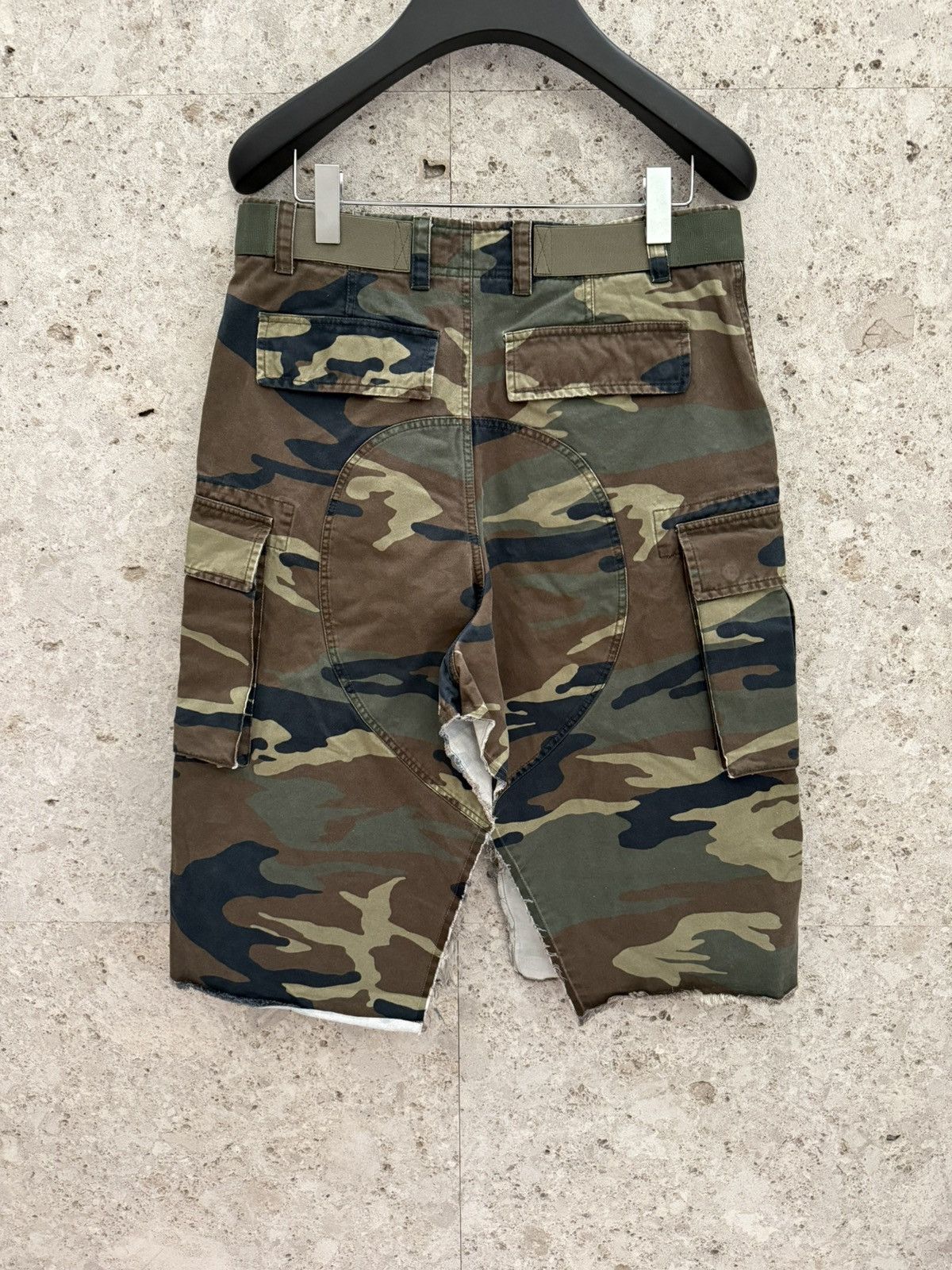 Givenchy Givenchy Camo Oversized Cargo Shorts Size US 32 / EU 48 - 2 Thumbnail