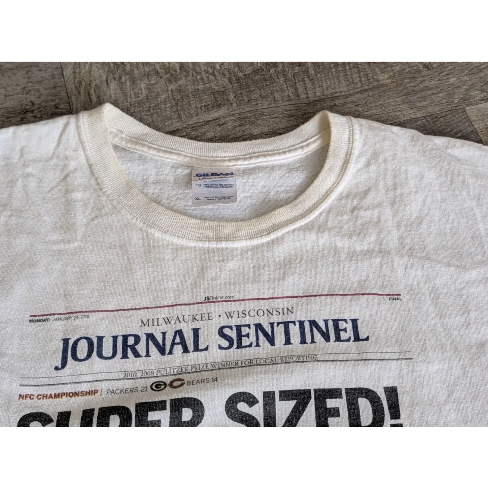 Gildan Green Bay Packers Shirt Mens Size XL White Newspaper Tee Shirt 2010 B.J. Raji Super Sized Size US XL / EU 56 / 4 - 3 Thumbnail