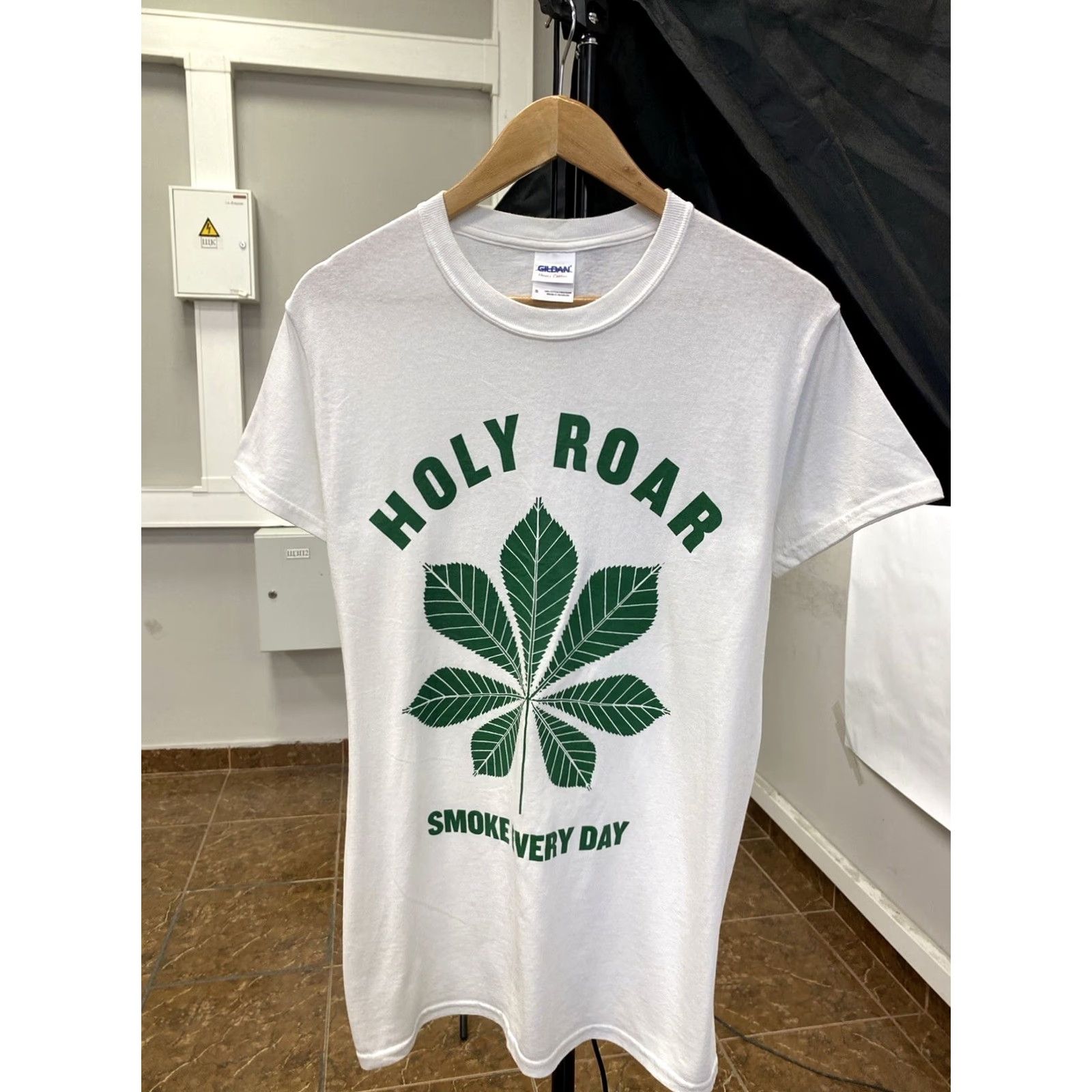 Gildan Vintage 90s Marijuana Cannabis Holy Roar Smoke Every Day tee S White Mens Shirt Size US S / EU 44-46 / 1 - 2 Thumbnail