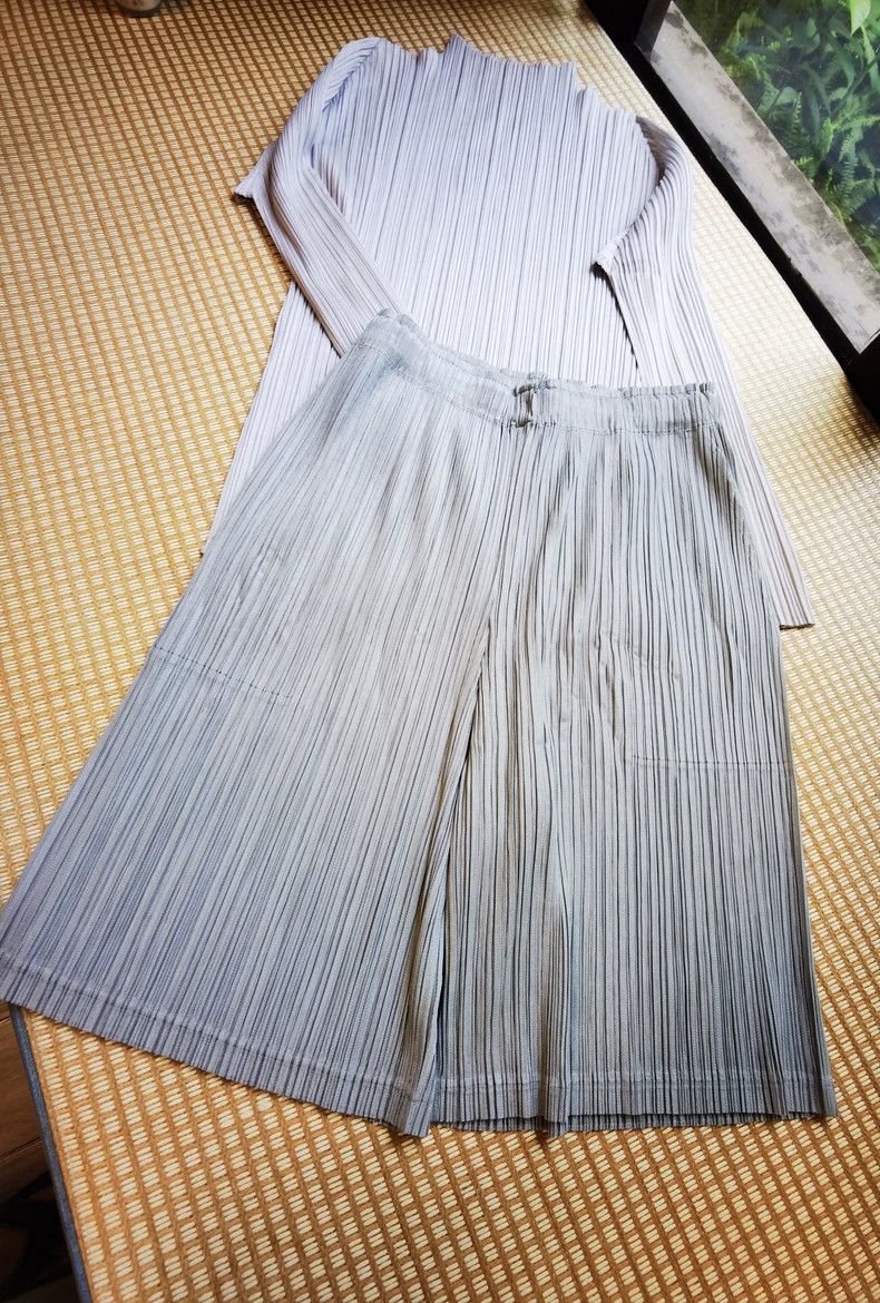 Issey Miyake Issey Miyake size:3 Grey pleated shorts Size 31" - 1 Thumbnail